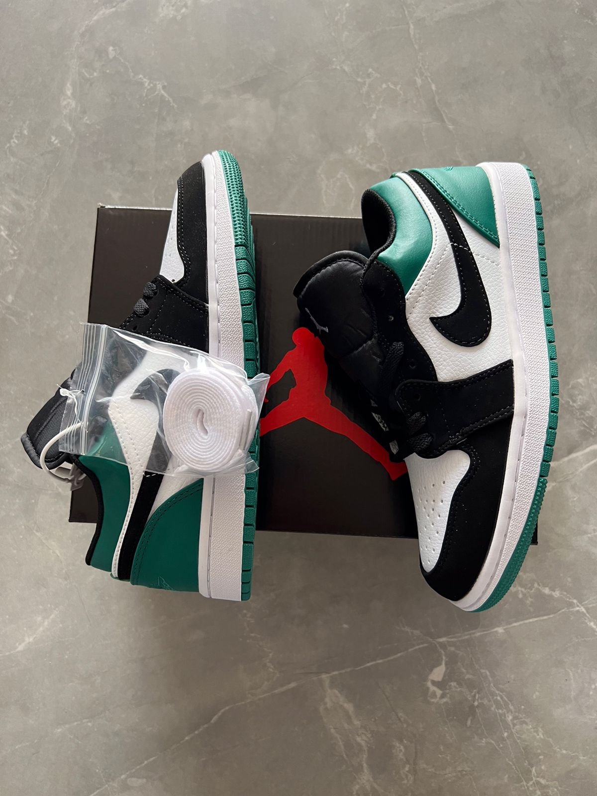 Cut Low Full Leather Sneakers 2 Color