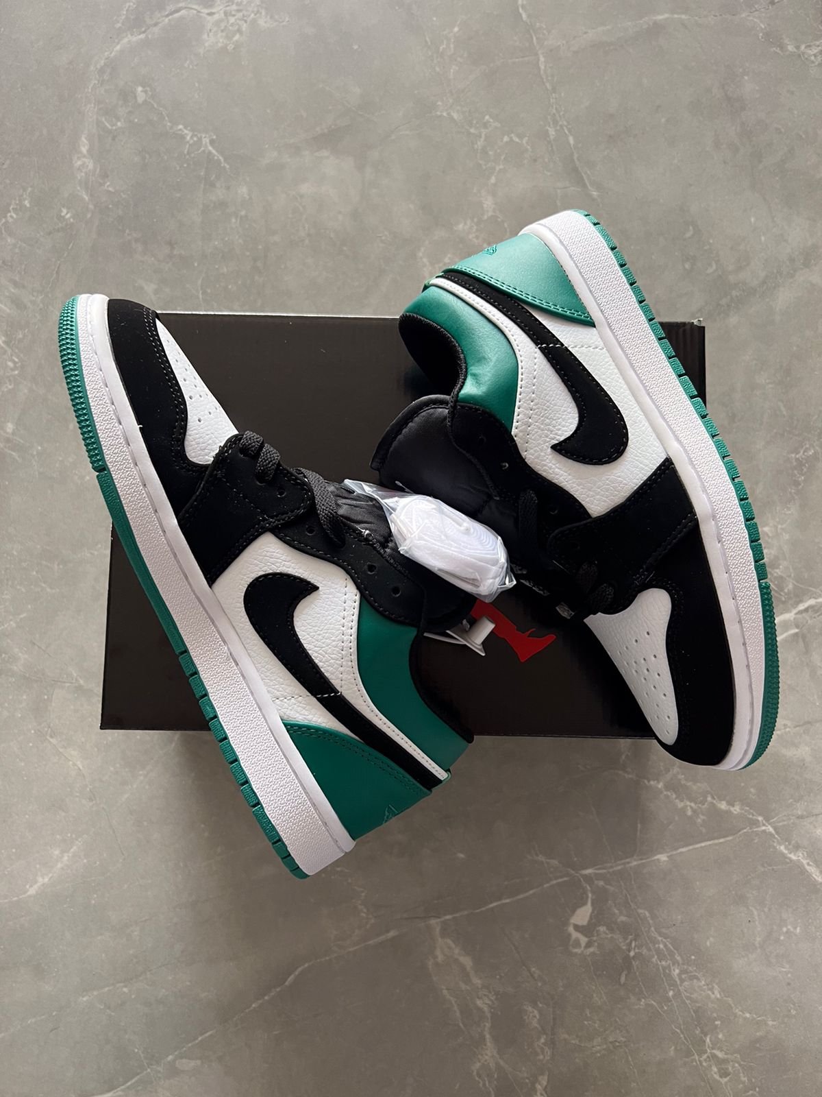 Cut Low Full Leather Sneakers 2 Color