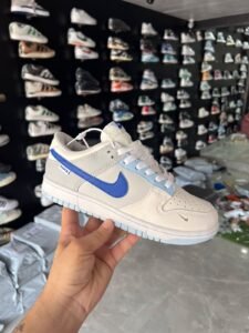 SB Dunk Hyper Royal Sneakers in Stock