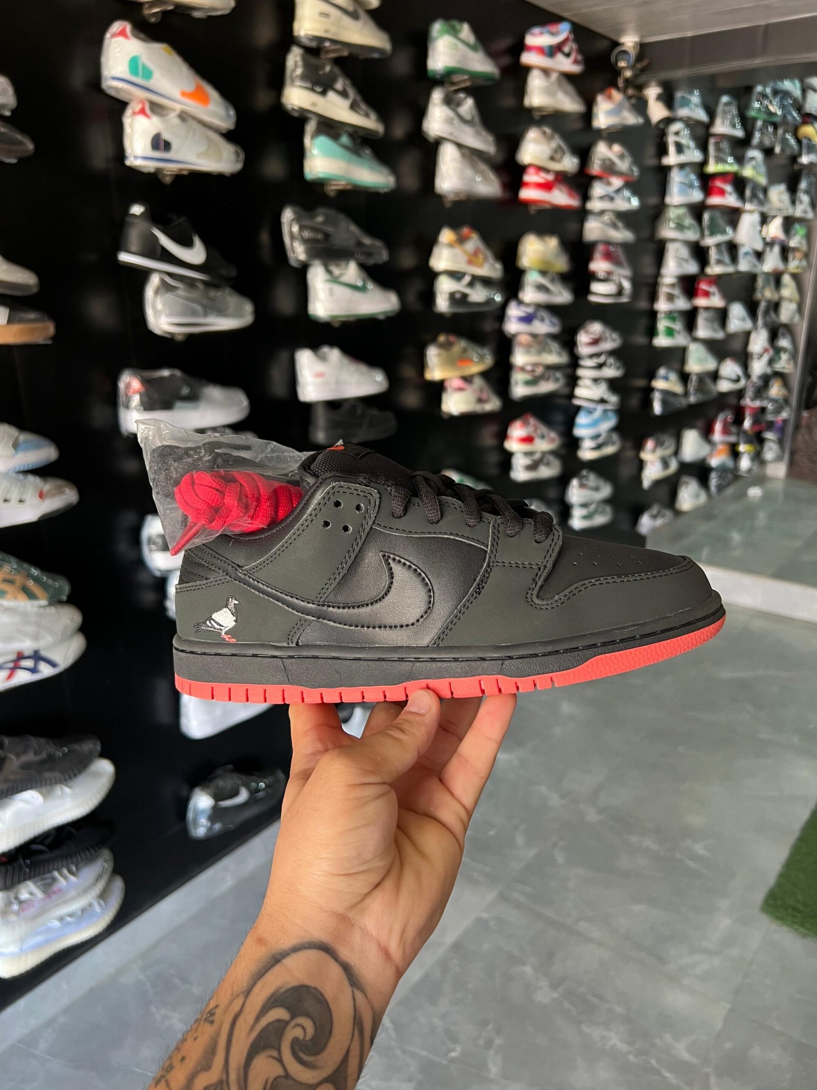SB Dunk Black Pigeon Sneakers Limited Stock (2) SB Dunk Black Pigeon Sneakers Limited Stock