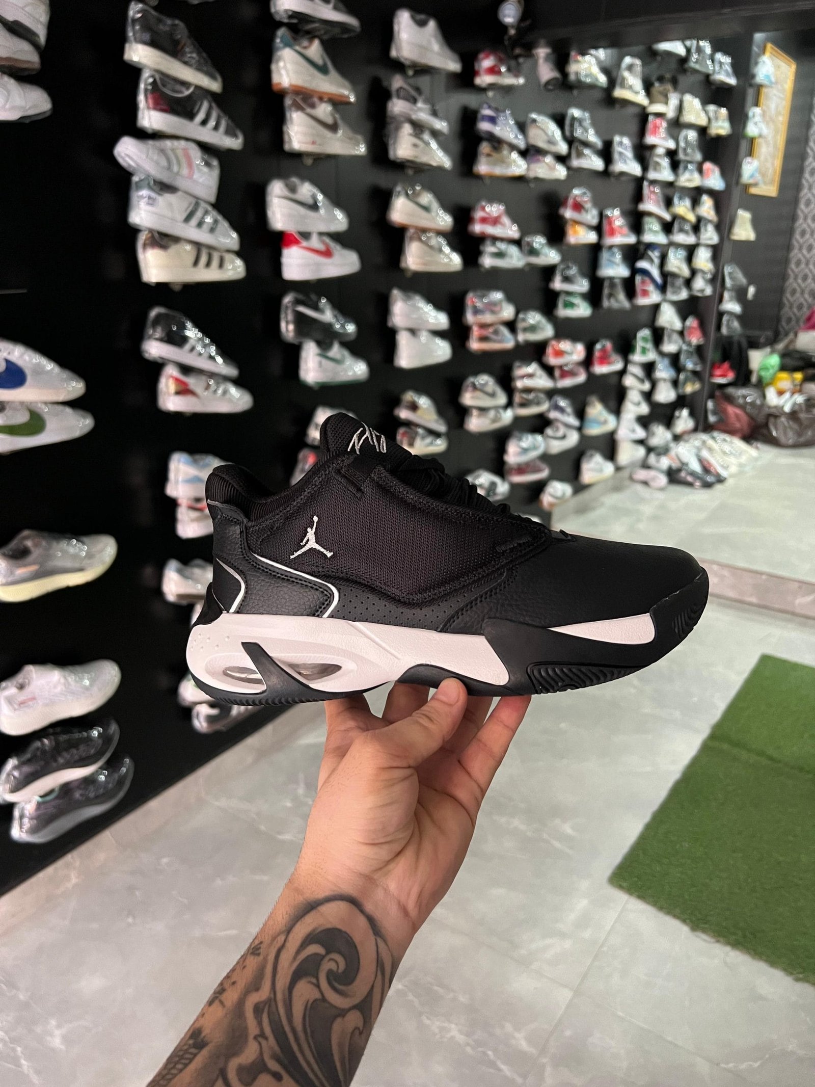 Airmax Aura 4 Sneakers 4 Colors