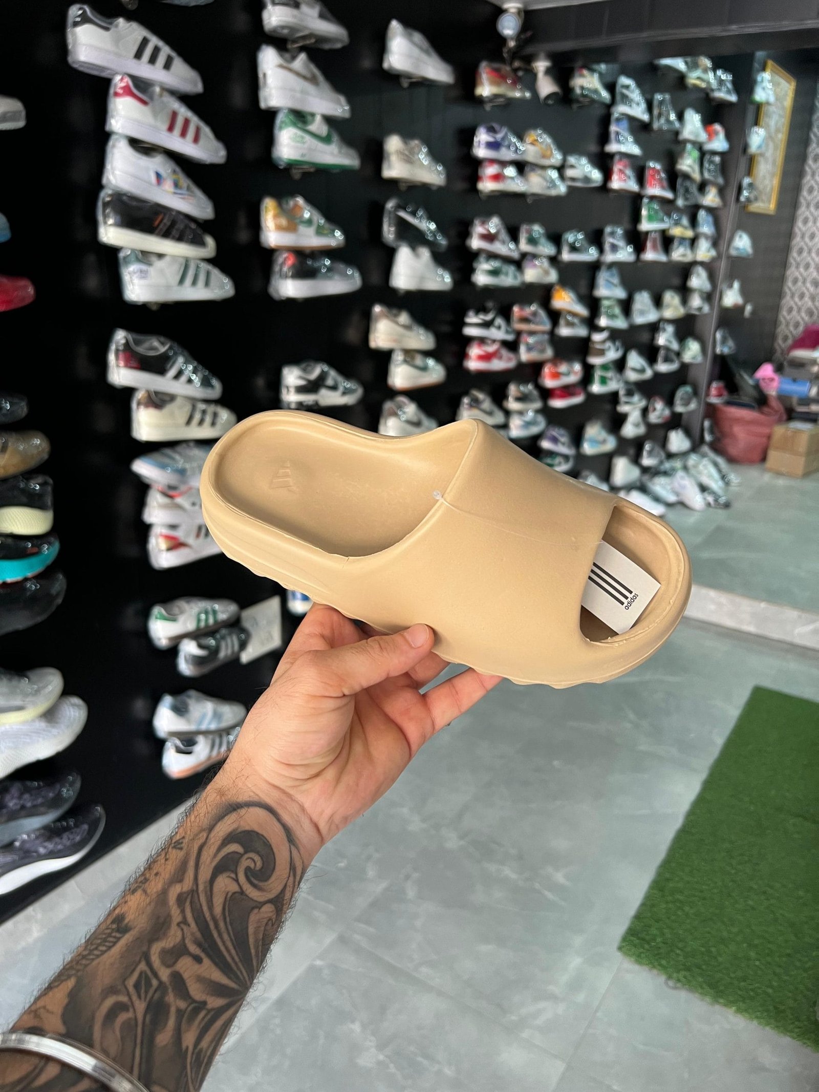 Yezzy Slide 350 For Boys On Sale 2 Colors (2) Yezzy Slide 350 For Boys On Sale 2 Colors