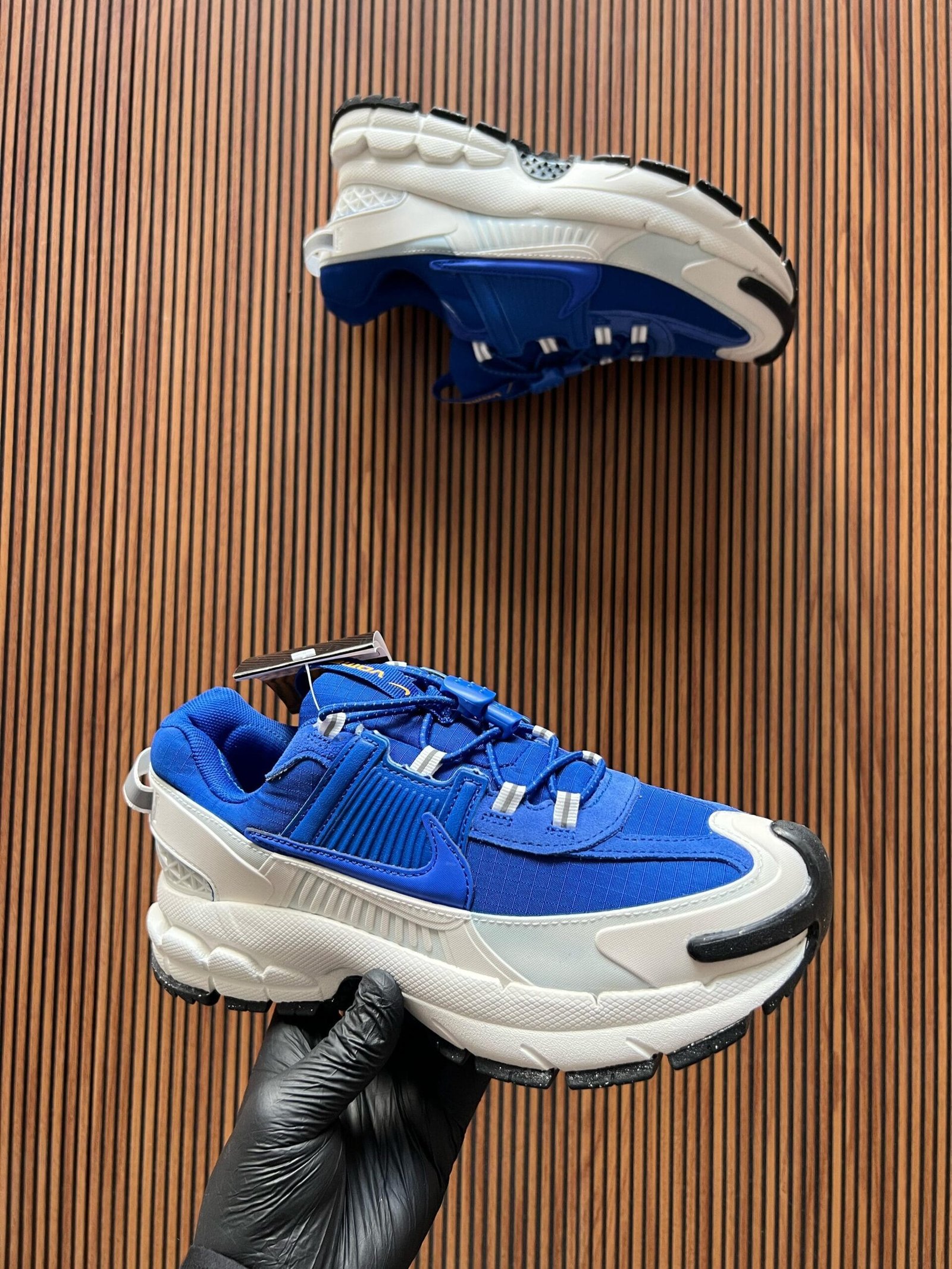 Zoom Vomero Roam Sneakers On Sale 2 Colors (1)