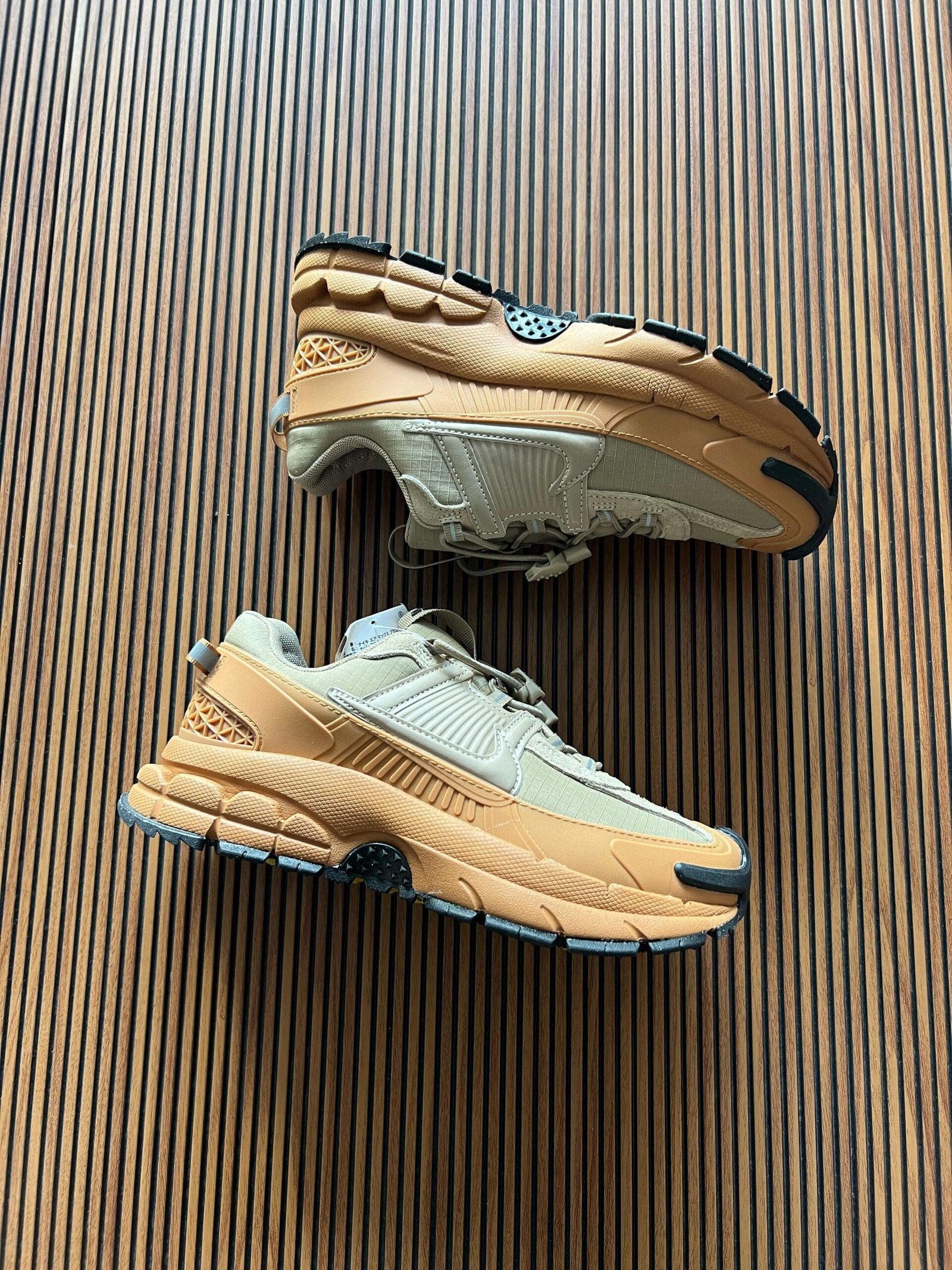 Zoom Vomero Roam Sneakers On Sale 2 Colors (4)