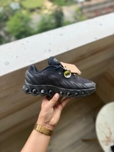 Dn8 Black Crimson Sneakers For Boys (2)