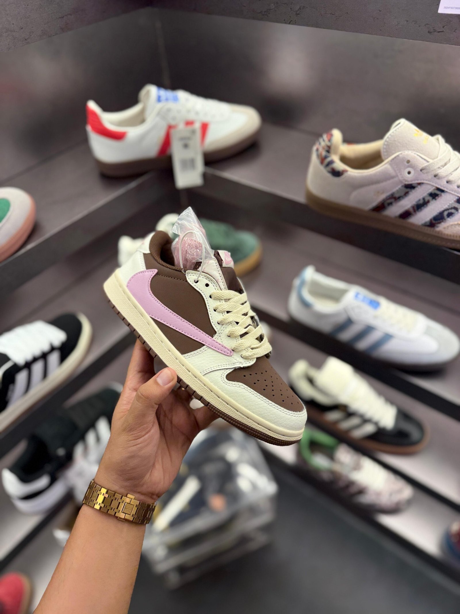 Retro One Travis Scott Low Reverse Mocha (1)