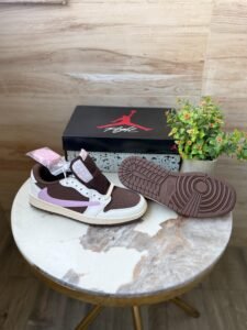 Retro One Travis Scott Low Reverse Mocha (2)