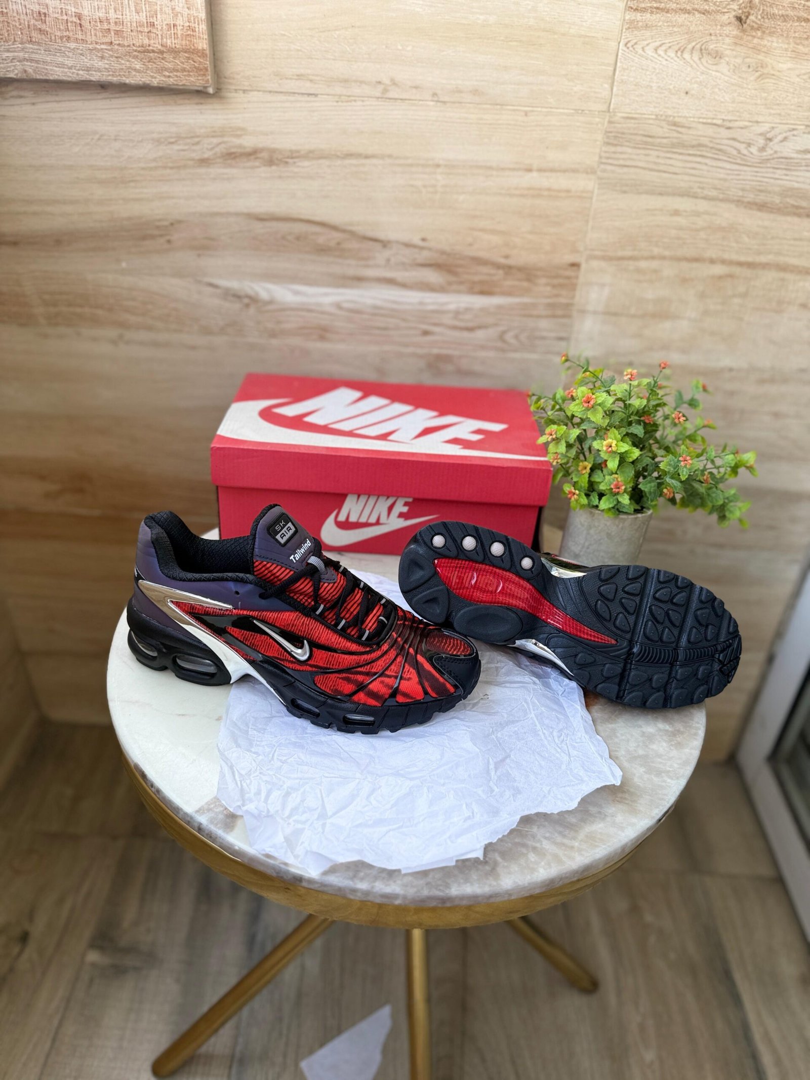 Tailwind Tn Plus Red Sneakers With Flash (4) Tailwind Tn Plus Red Sneakers With Flash (4)