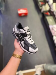 Zoom Vomero Summit Black Dark Grey Shoes (1)