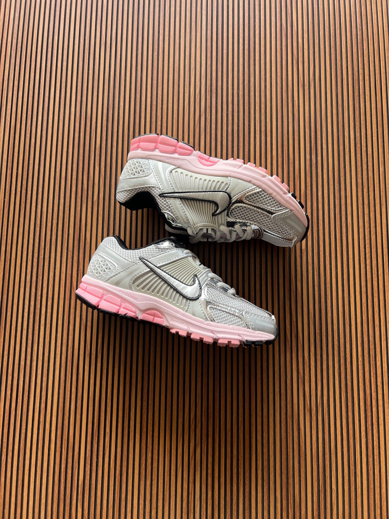 Zoom Vomero 5 Sneakers For Girls (2) Zoom Vomero 5 Sneakers For Girls (2)