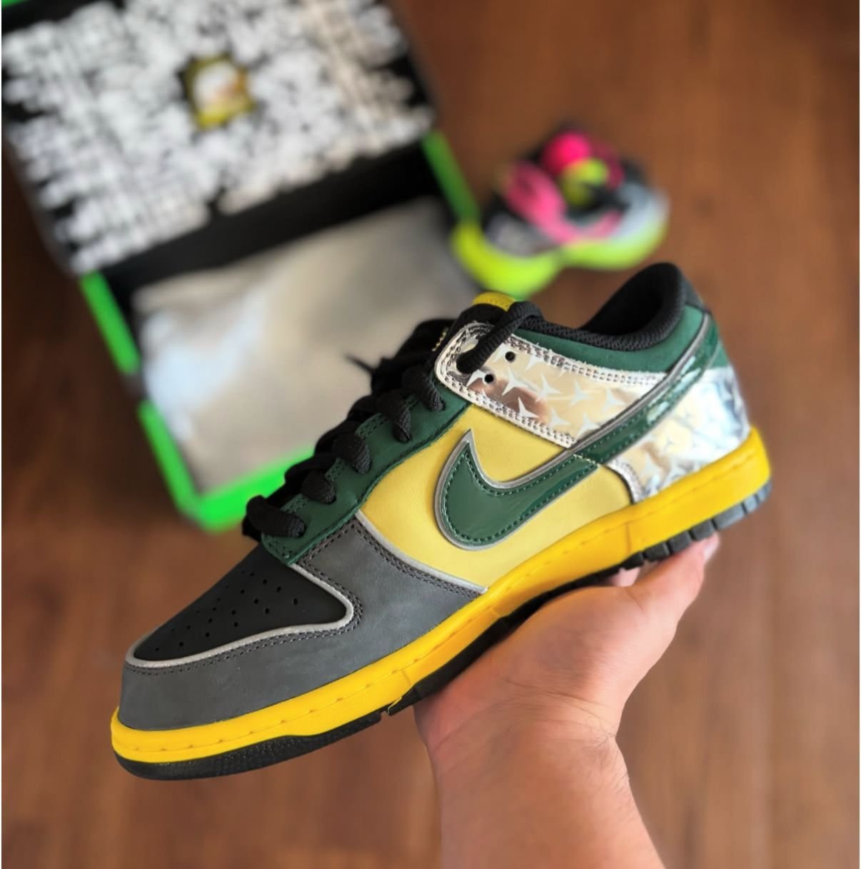 SB Dunk What The Duck Sneakers – Street Edition 2025 (1) SB Dunk What The Duck Sneakers – Street Edition 2025 (1)