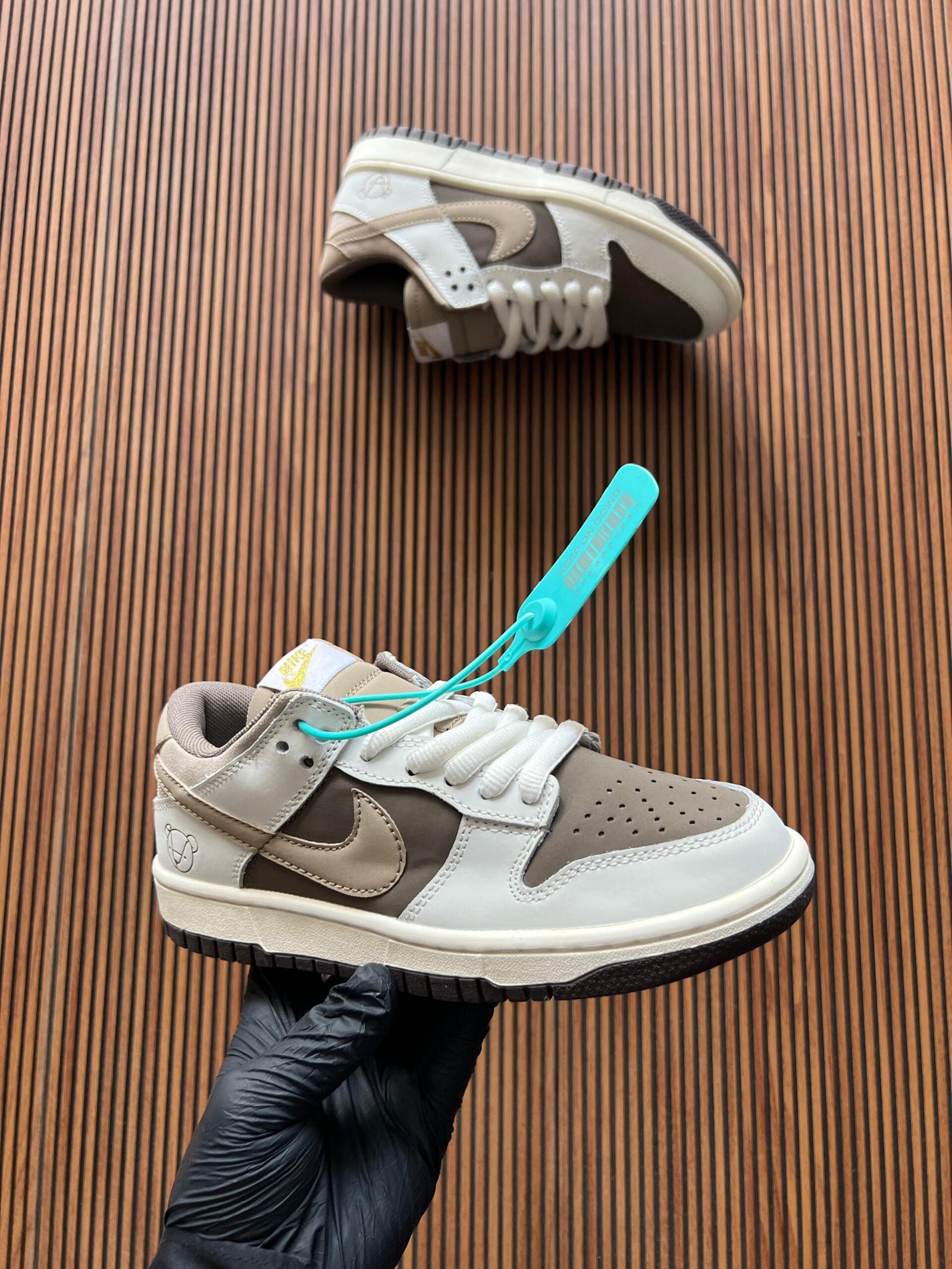 Signature SB Dunk Full Leather Sneakers for Girls – 4 Color Options (4) Signature SB Dunk Full Leather Sneakers for Girls – 4 Color Options (4)