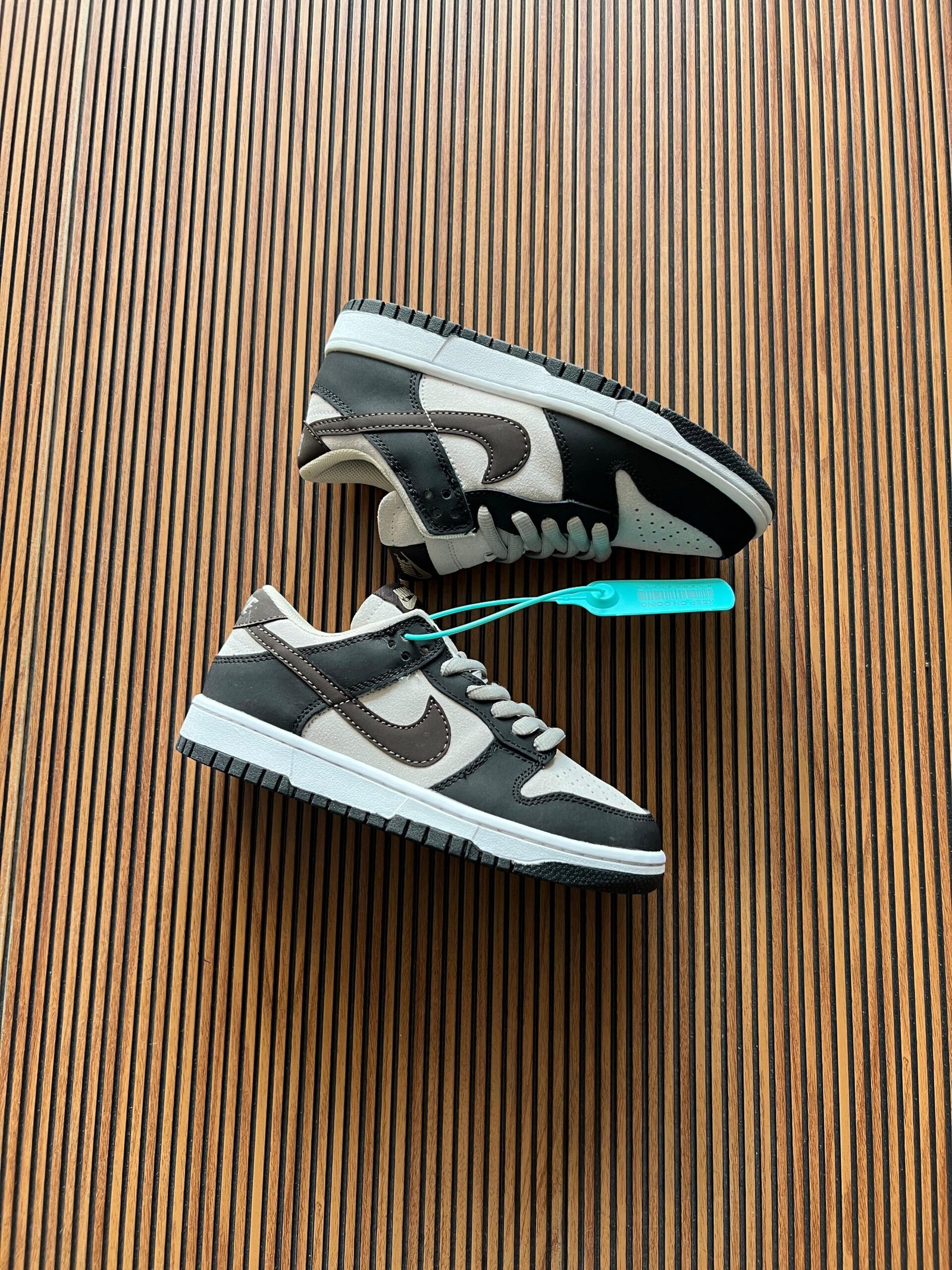 Signature SB Dunk Full Leather Sneakers for Girls – 4 Color Options (5) Signature SB Dunk Full Leather Sneakers for Girls – 4 Color Options (5)