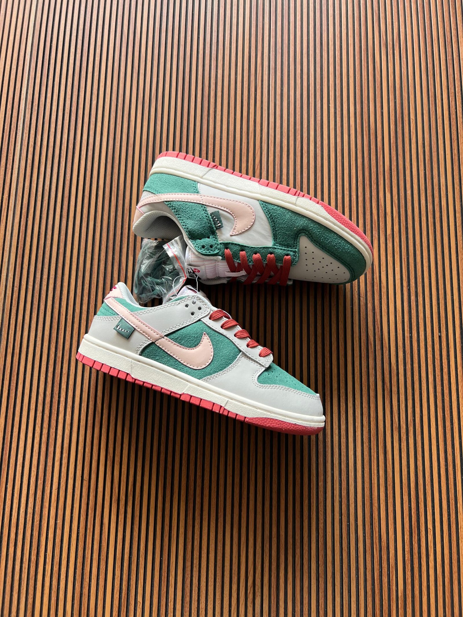 Signature SB Dunk Full Leather Sneakers for Girls – 4 Color Options (6) Signature SB Dunk Full Leather Sneakers for Girls – 4 Color Options (6)