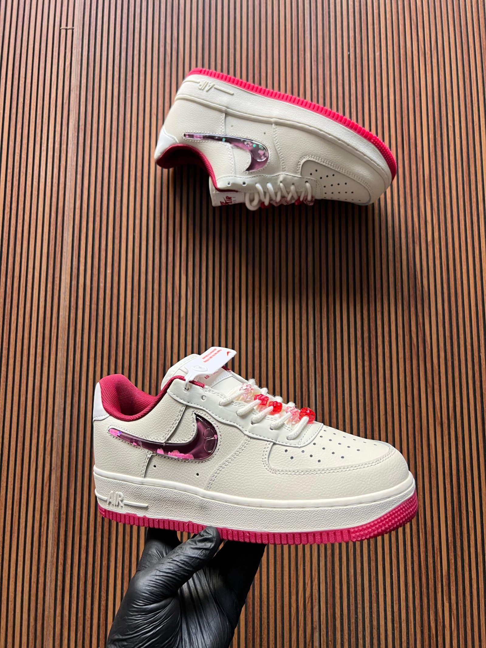 White Low-Top Air Force 1 Sneakers – Girls’ Stylish Shoes with Pink Accents (1)