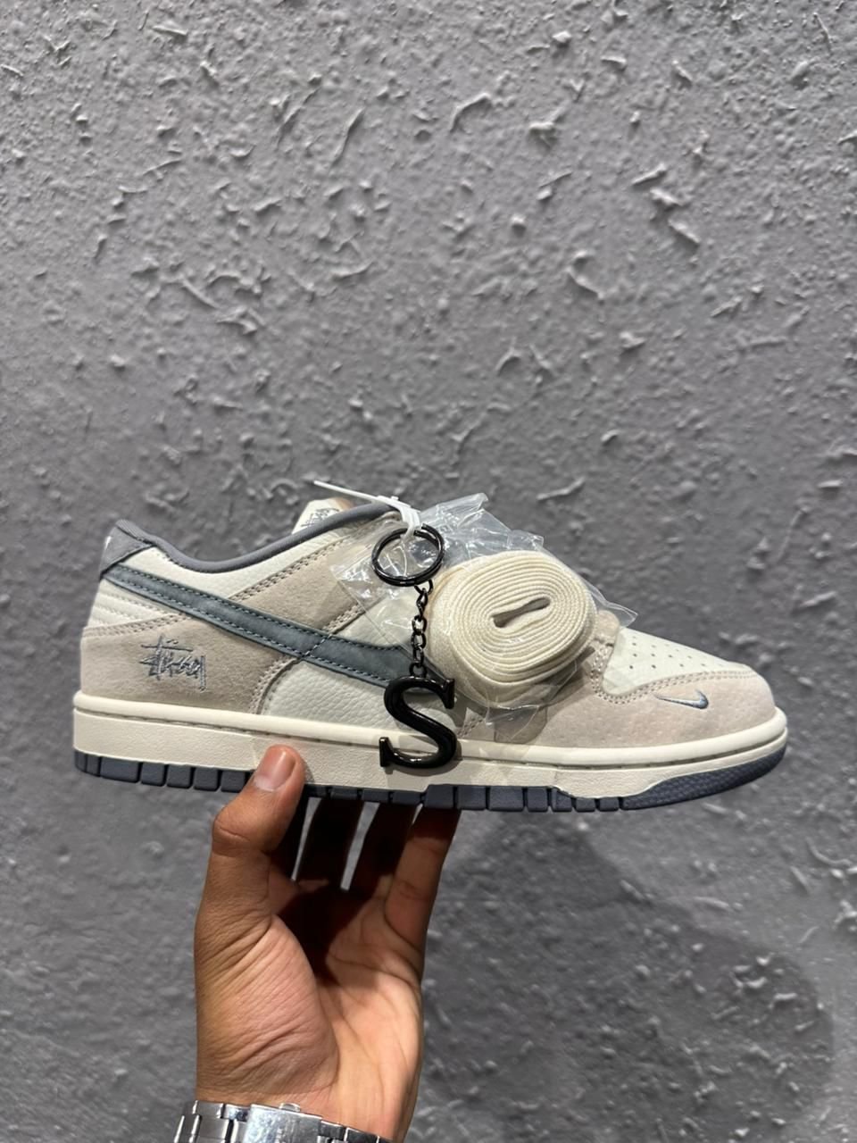 Skate Dunk Stussy White Carbon Sneakers (2) Skate Dunk Stussy White Carbon Sneakers (2)