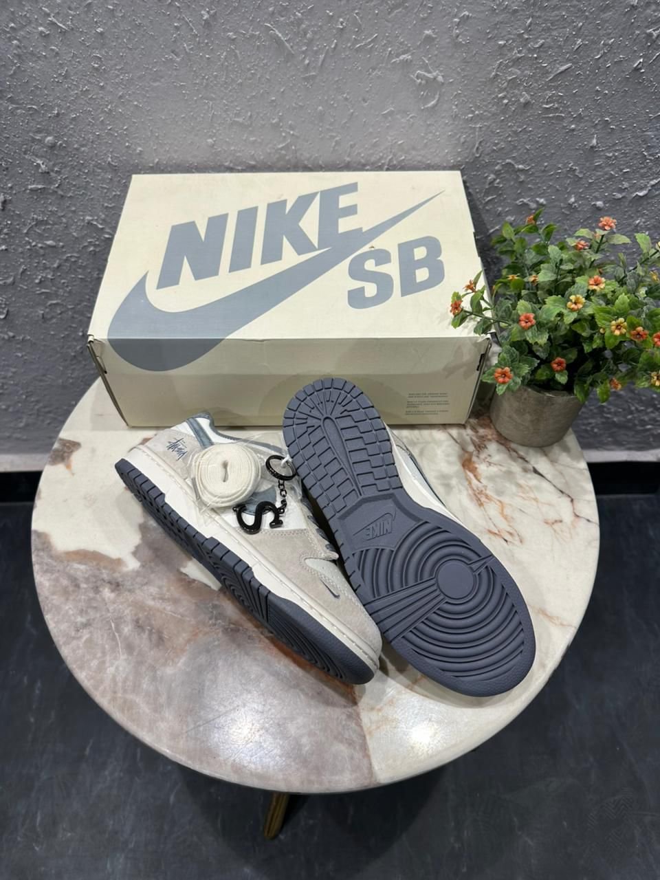 Skate Dunk Stussy White Carbon Sneakers (3) Skate Dunk Stussy White Carbon Sneakers (3)