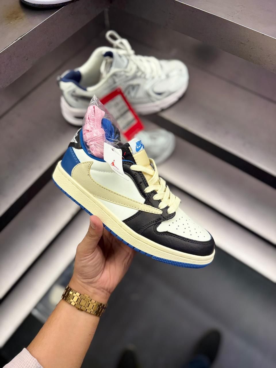 Retro 1 Travis Scott Fragment Collaborative Basketball Sneakers (2) Retro 1 Travis Scott Fragment Collaborative Basketball Sneakers (2)