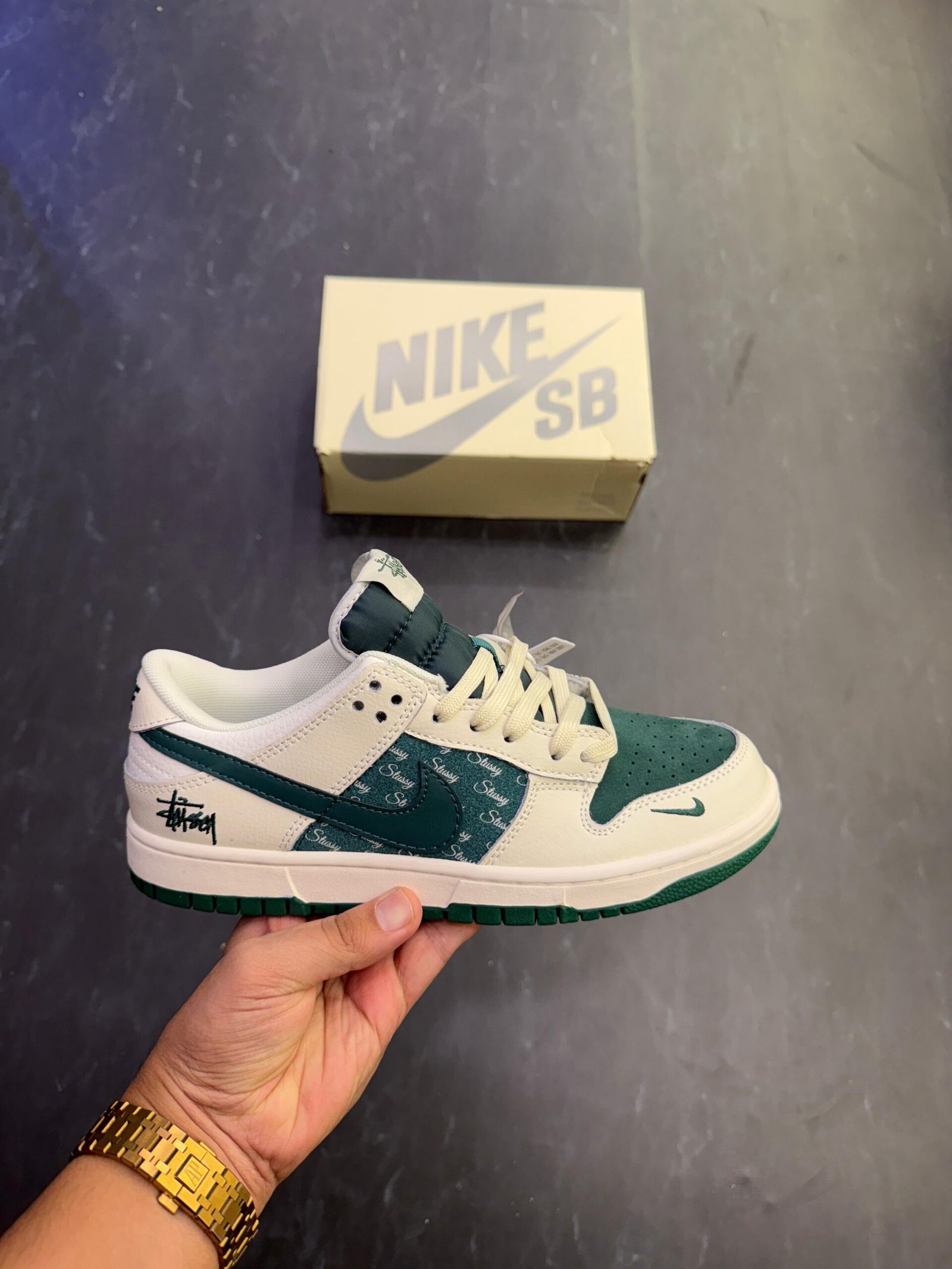 Skate Dunk Stussy White Dark Green 2025 Collaborative Sneakers (3)