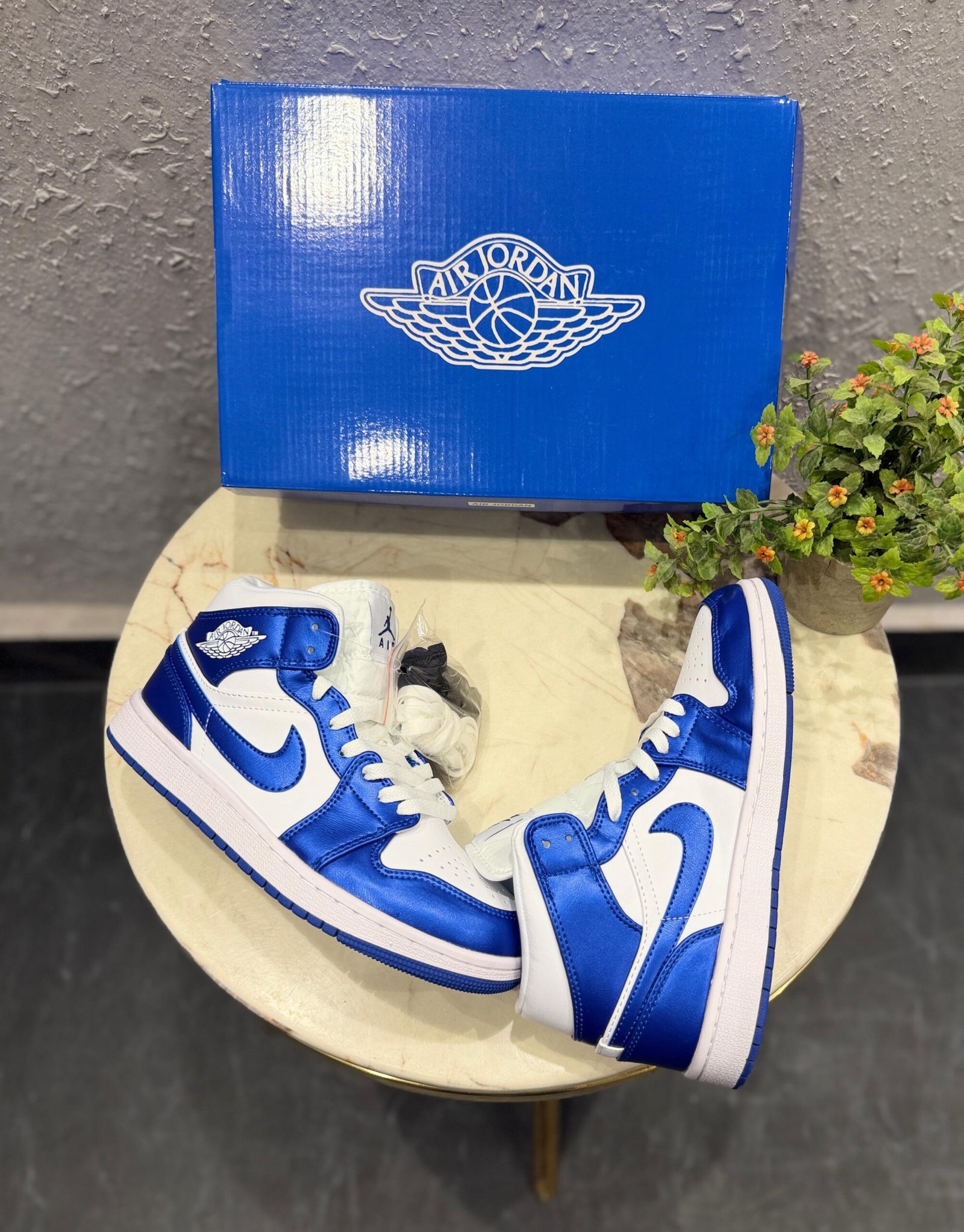 Retro 1 Mid Royal Sneakers – Classic Street Essential (2)