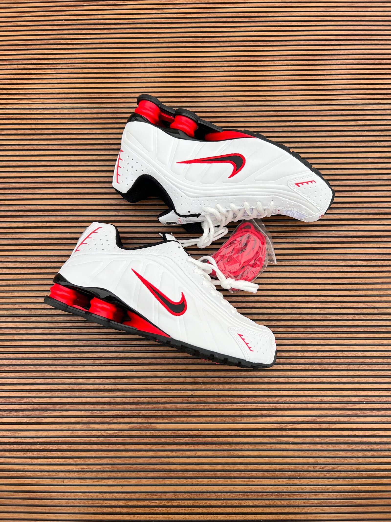 Shox R4 White Sneakers – Premium Performance Street Style (2)