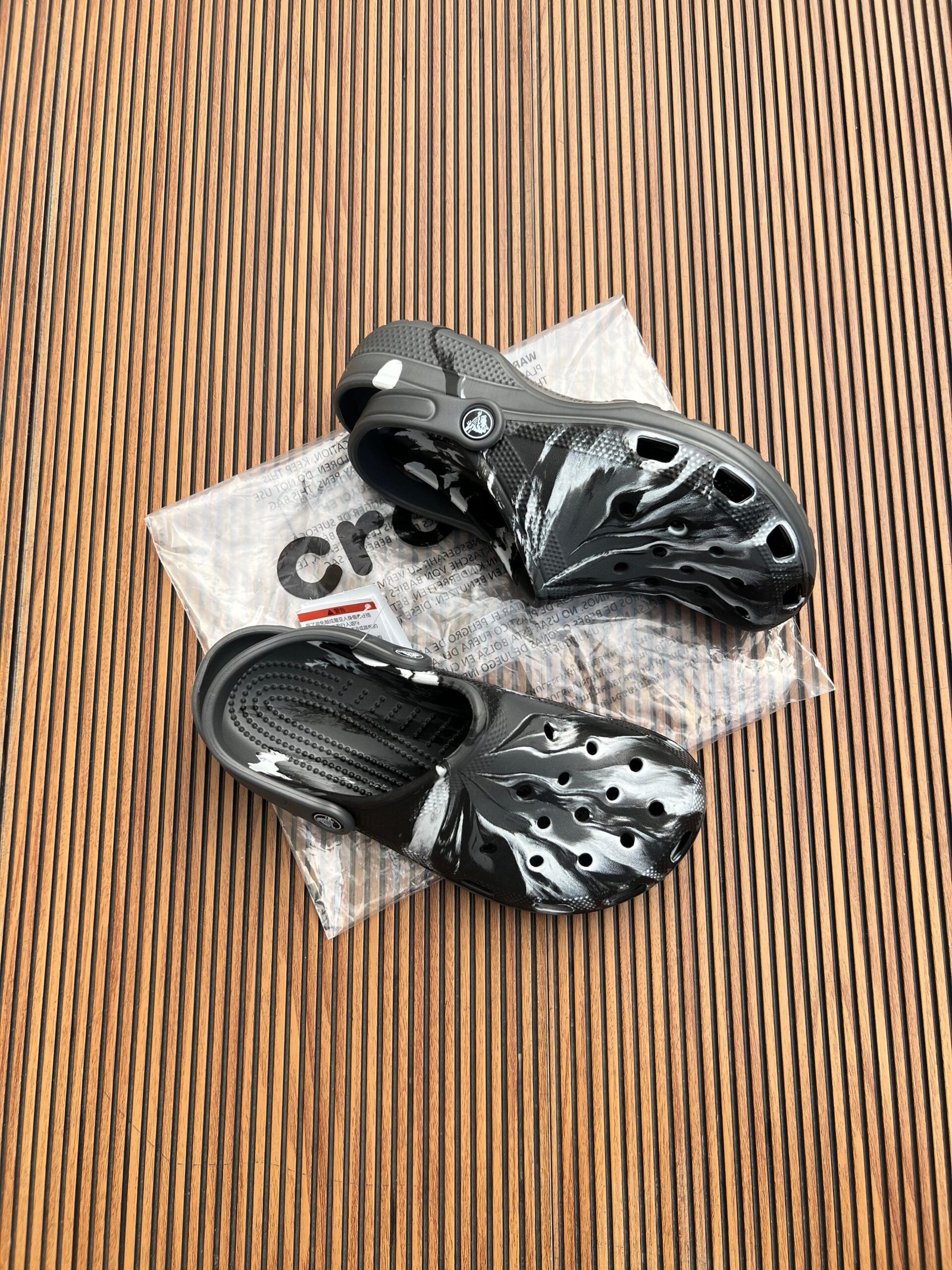 Marbled Comfort Clogs – Stylish Slip-On Casual Shoes